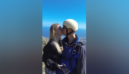 Ukraynalı genç çift yüzüklerini yamaç paraşütü sonrası taktılar