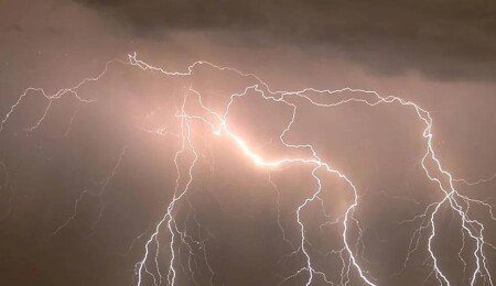 Yıldırım nedeniyle çıkan yangında 30 dönüm arazi yandı