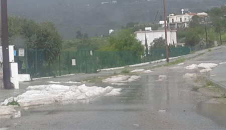 Yağışlar felakete yol açtı: İşyerlerine ve evlere ulaşım sağlanamadı