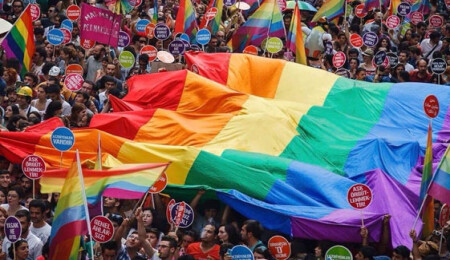 Yasak durduramadı: Beyoğlu Mis Sokakta Onur Yürüyüşü