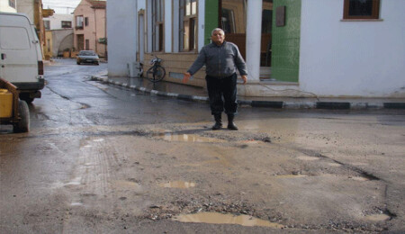 Güzelyurt'ta yağmur yağdı yollar çöktü!