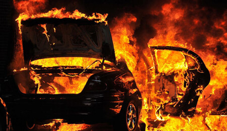 Yolun ortasında alev alan araç cayır cayır yandı