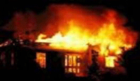 Sönmemiş sigara izmariti ev yangınına sebeb oldu. Ev eşyaları zarar gördü