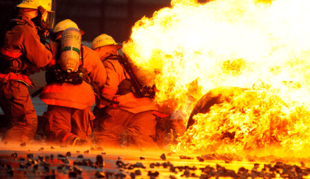 Lefkoşa Jetgaz arkasındaki dere yatağında çıkan yangın söndürüldü!