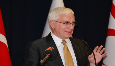 Lord John Sharkey, YDÜ'de "siyasette ve iş dünyasında iletişim" konferansı verdi