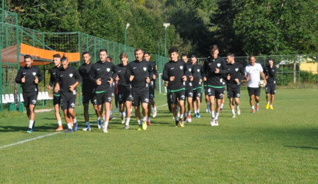 Yeni sezon hazırlıkları çerçevesinde Merit Alsancak Yeşilova Kartepede kampa girdi