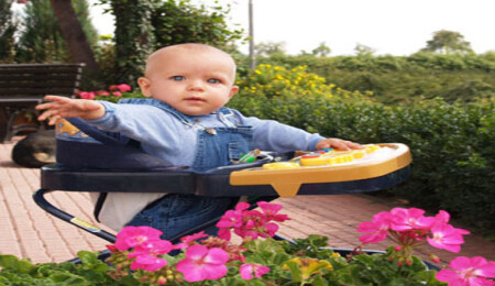 Yürüteç, bebeklerde omurga eğriliğine sebep oluyor!