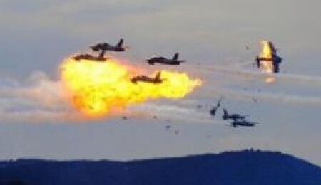 İki Yunan savaş uçağı çarpıştı: 2 pilot kurtuldu, bir pilot aranıyor