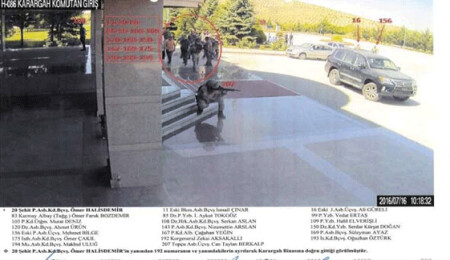 Zekai Paşa'nın Ömer Halisdemir'i alnından öptüğü o an!