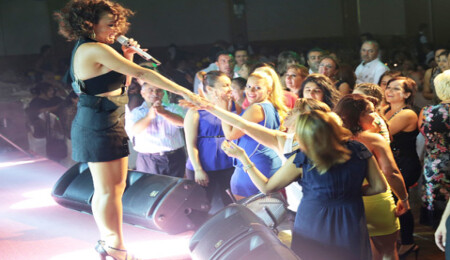 Ziynet Sali yeni saç modeli, iddialı siyah kıyafeti ve danslarıyla büyük ilgi gördü