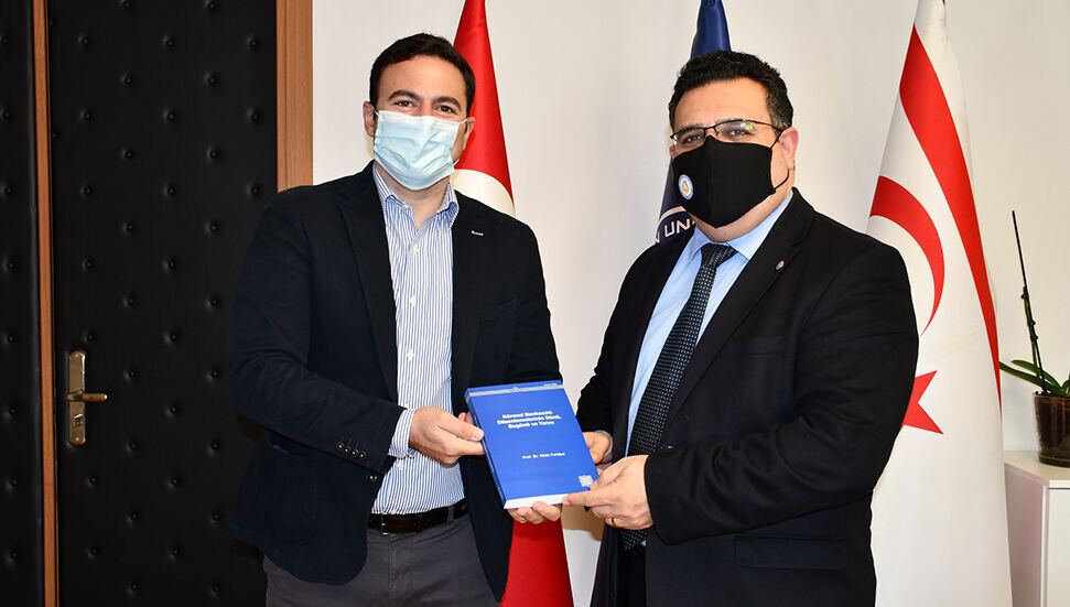 Mete Feridun, yeni kitabını DAÜ Rektörü Prof. Dr. Aykut Hocanın’a takdim etti