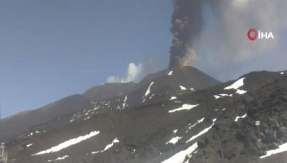 Etna Yanardağı yeniden harekete geçti