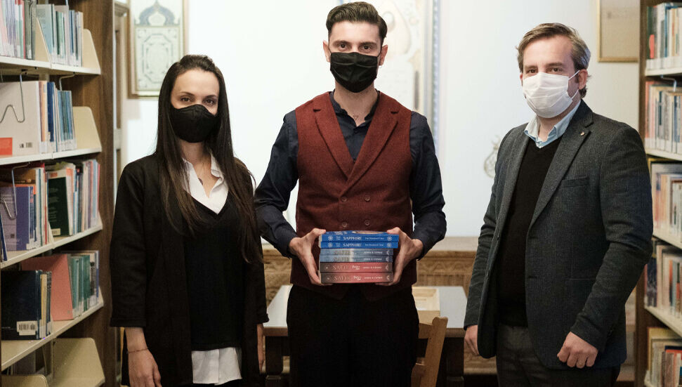 Kemal Caymaz, Kıbrıs’ın ilk fantastik roman serisi SAFİR’in yeni çıkan baskılarını KAÜ'ye bağışladı