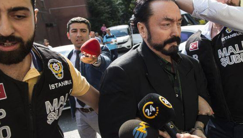 Adnan Oktarın evinde Kıbrıstaki dergaha gönderilmek için hazırlanan vazo bulundu