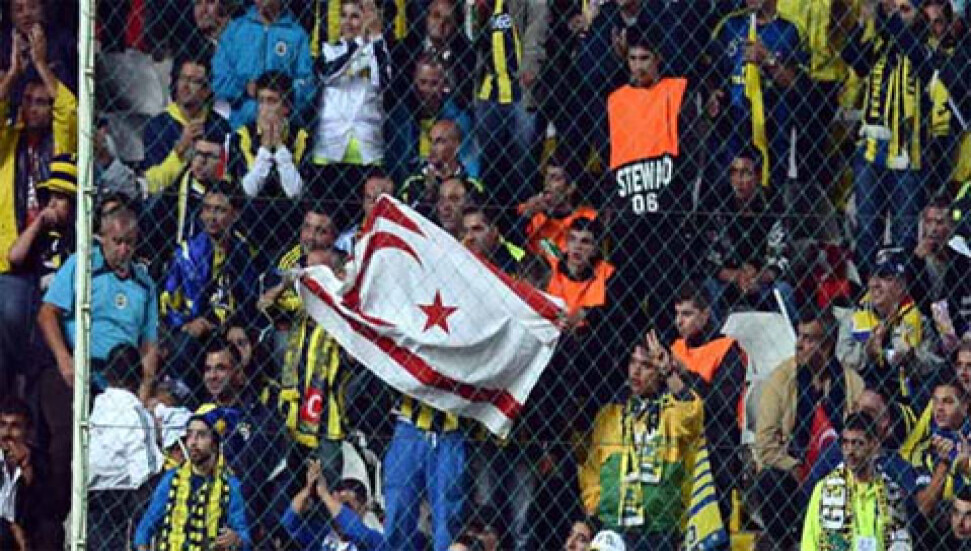 Rum polisi KKTC bayrağı açan Kıbrıslı Türk'e dava açıyor