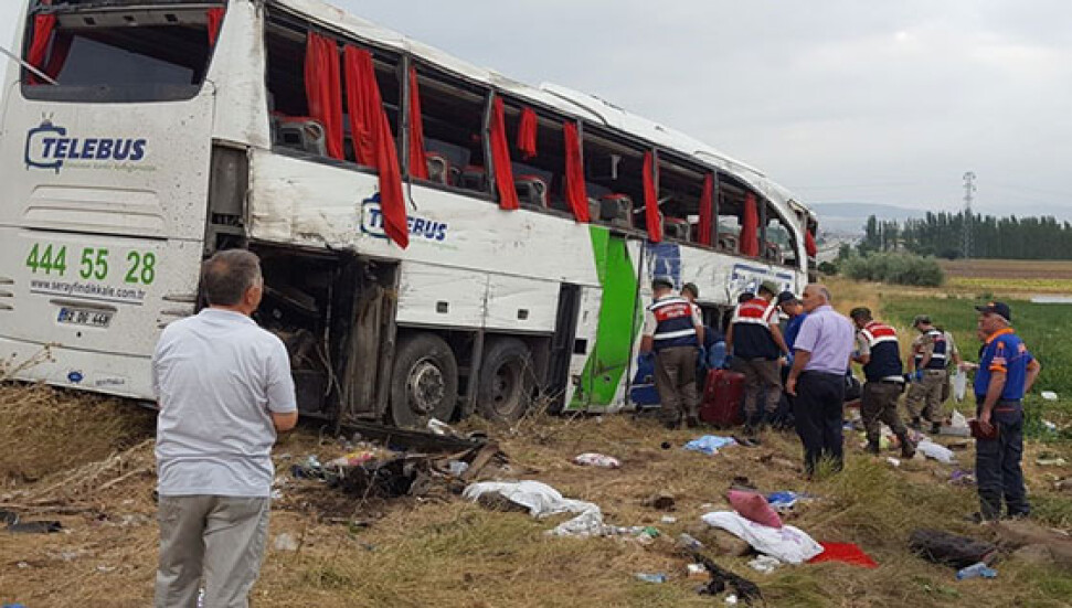Amasya'da yolcu otobüsü devrildi: 6 ölü 36 yaralı