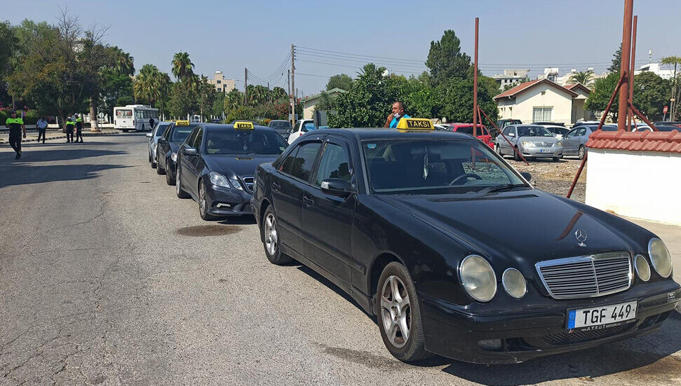 Taksiciler, Ulaştırma Bakanlığı önünde: “Neden emek veren çalışanları oyalıyorsunuz?”