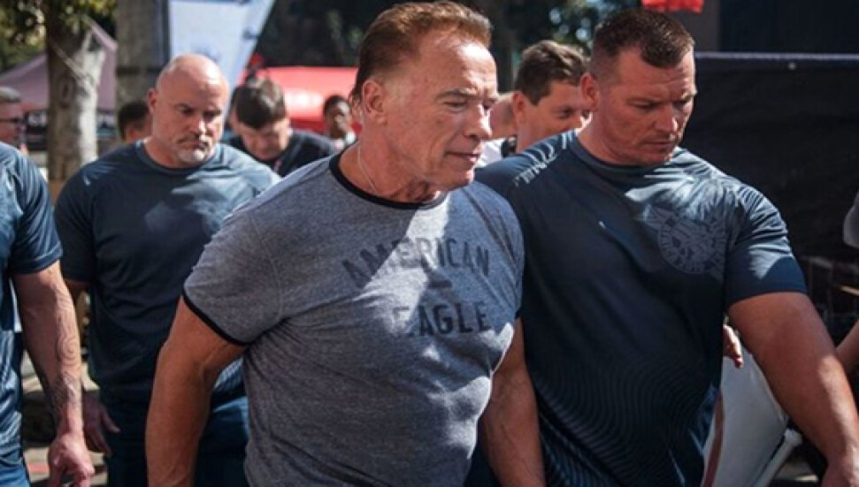 Arnold Schwarzenegger'e Güney Afrika'da uçan tekmeli saldırı