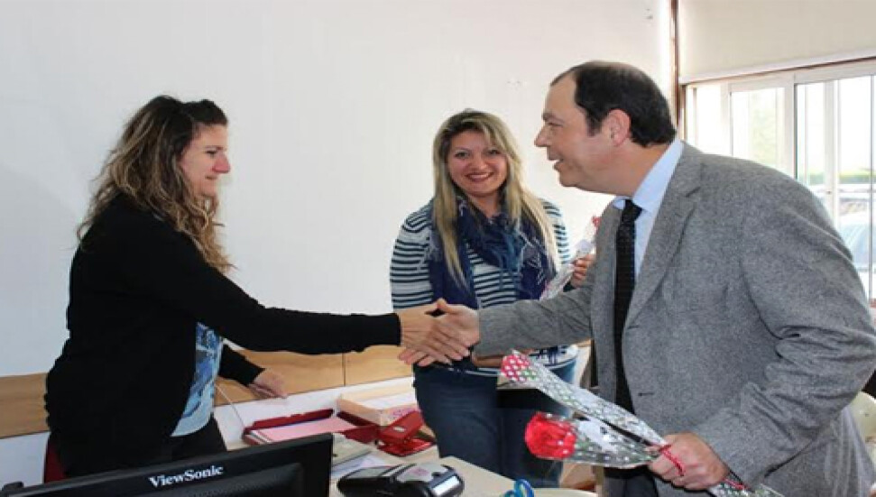 Sağlık Bakanı Ahmet Gülle'den sağlık çalışanı kadınlara kırmızı karanfil