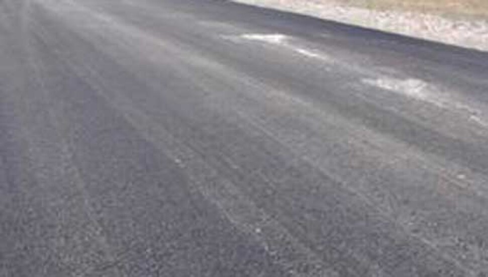 Girne Şehit Cengiz Topel Caddesi'nde asfalt çalışması yapılıyor