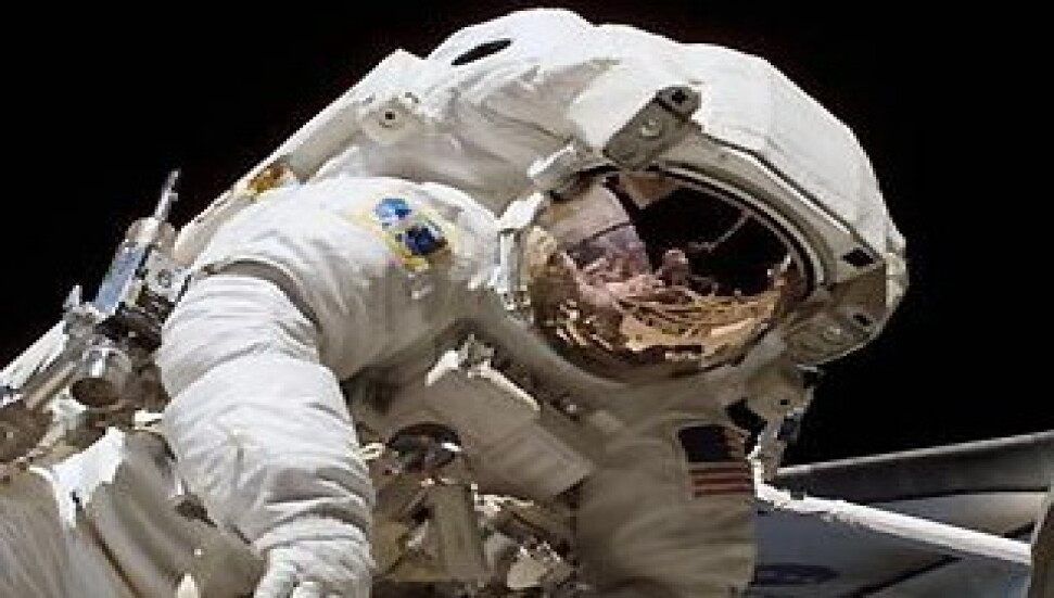 Astronot uzayda çantasını düşürdü