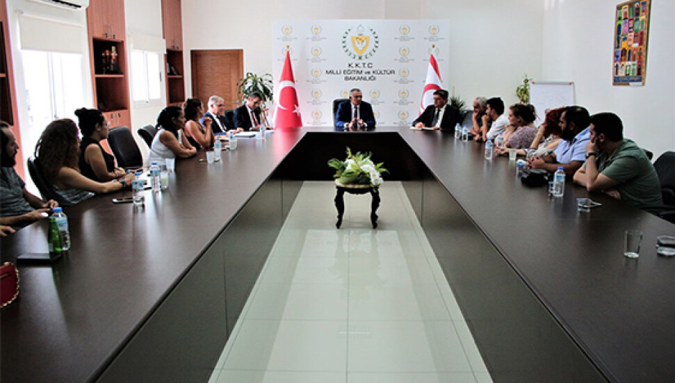 Bakan Çavuşoğlu, tiyatrocularla görüştü: "Eleştiri ile ötekileştirmeyi karıştırmamak gerek"