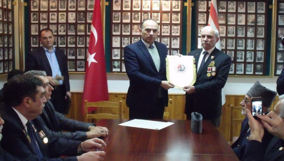 Barış Harekatı gazisi Sivaslılar, Şehit Aileleri ve Malül Gaziler Derneği'ni ziyaret etti