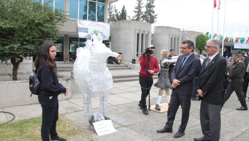 Başbakan Erhürman, KTEV’in düzenlediği "Atık Malzemelerden Heykel Yarışması" etkinliğine katıldı