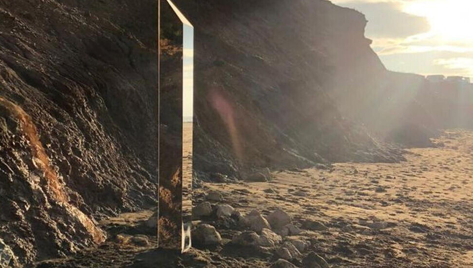 ABD ve Romanya'dan sonra bir monolit de Birleşik Krallık'tan çıktı