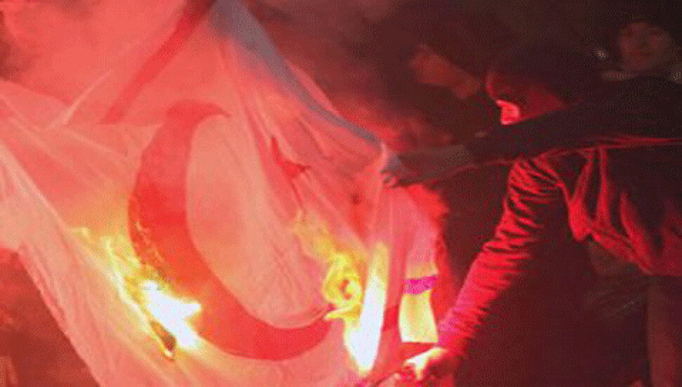 Şampiyonlar Ligi maçında KKTC bayrağını yaktılar!