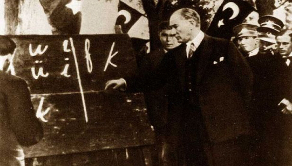 Belgelendi! Atatürk harf devrimini Kıbrıs'ta da ateşledi