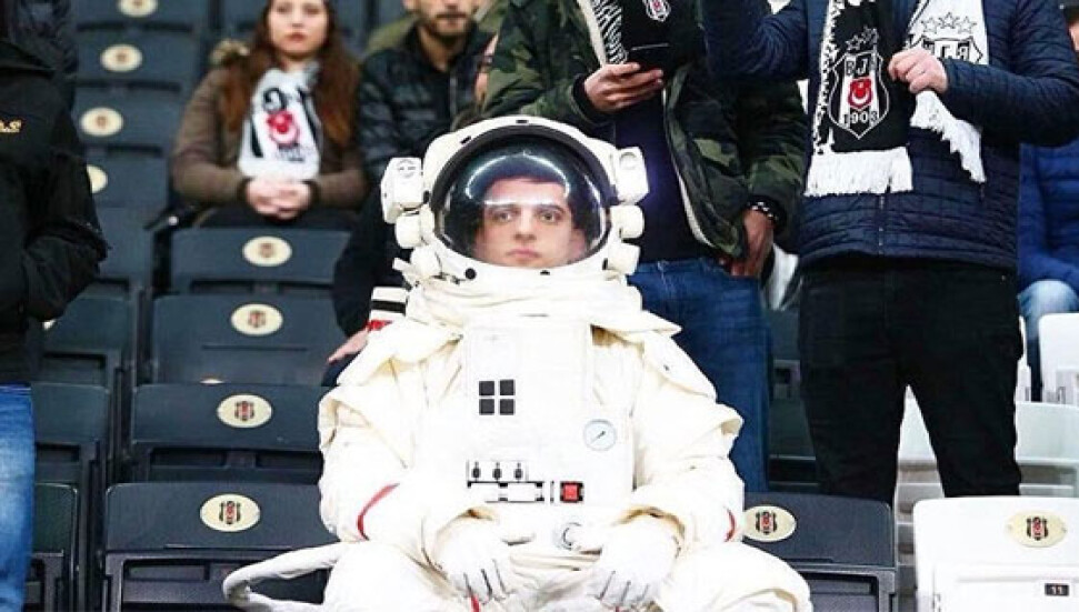 Beşiktaş tribünlerinde bir "astronot"