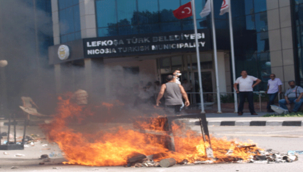 Çalışanlar oturma eylemine başladı... BES greve devam edecek