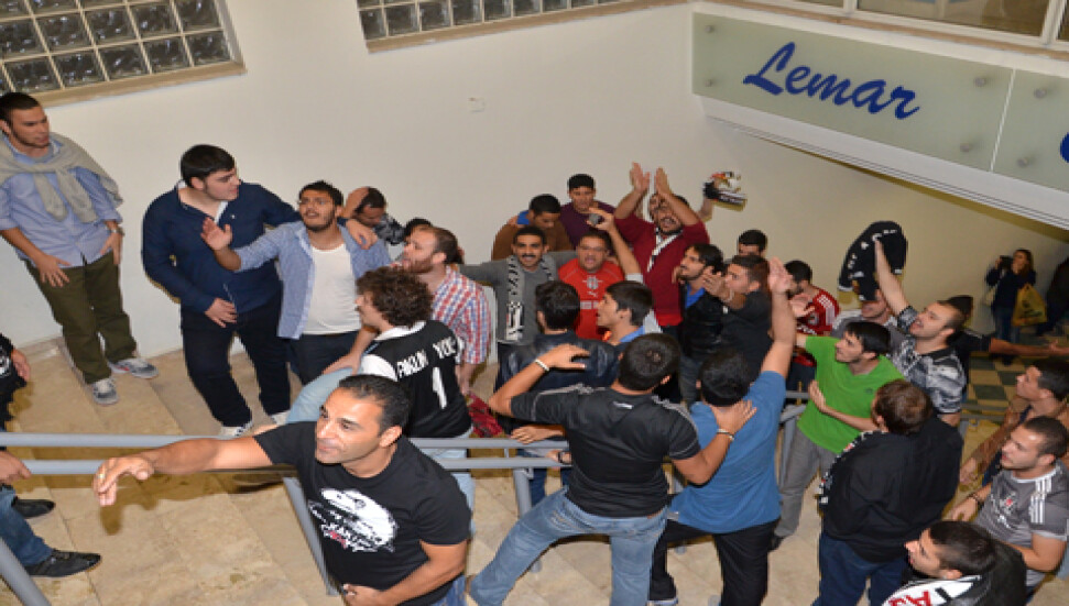 "Benimle oynar mısın?" Beşiktaş taraftarlarının baskınına uğradı!