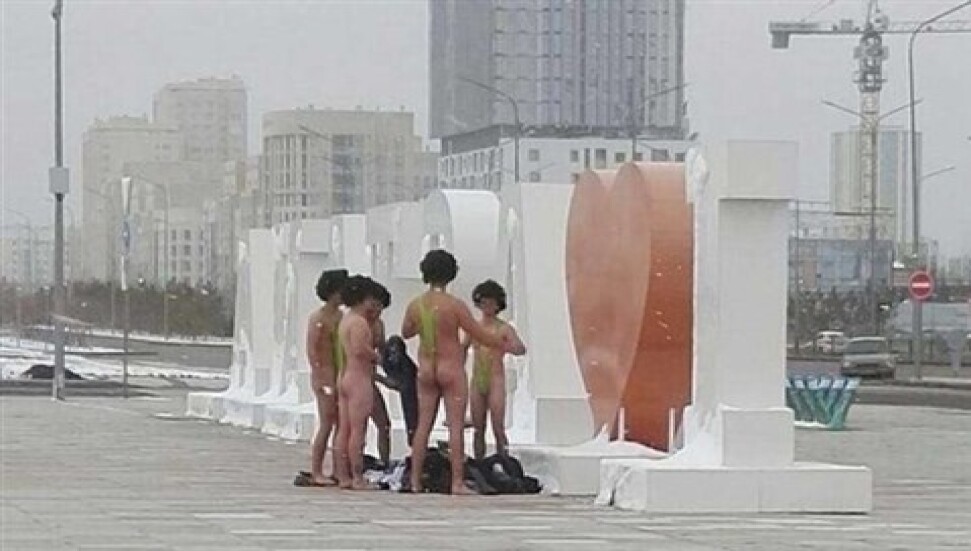 Borat mayosu giydiler, gözaltına alındılar