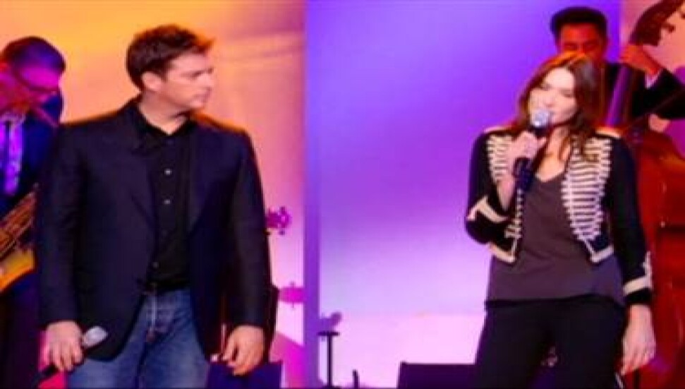 Carla Bruni çocuk ceketiyle şarkı söyledi
