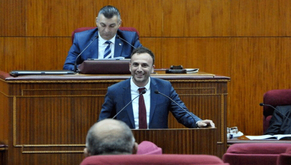 Çeler: "Başbakanlığın gancelli kapısını lamarinayla kapatmak niye?"