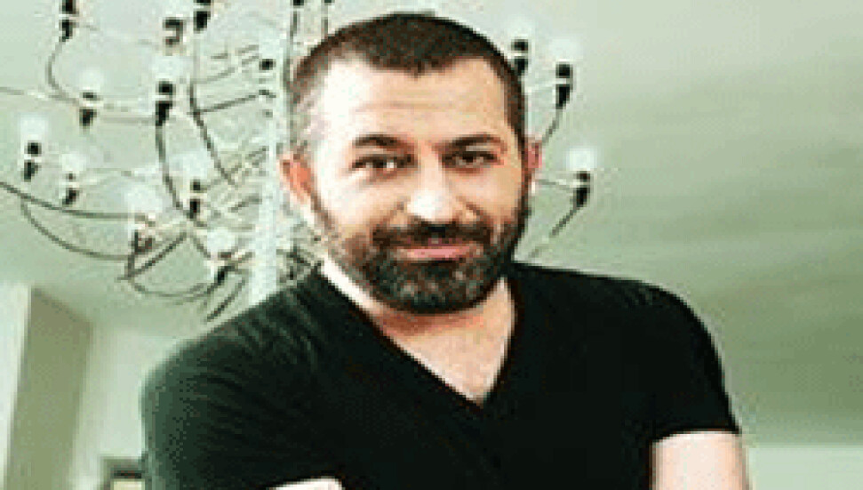 Cem Yılmaz, Bel fıtığı rahatsızlığı nedeniyle ikinci kez ameliyat oldu