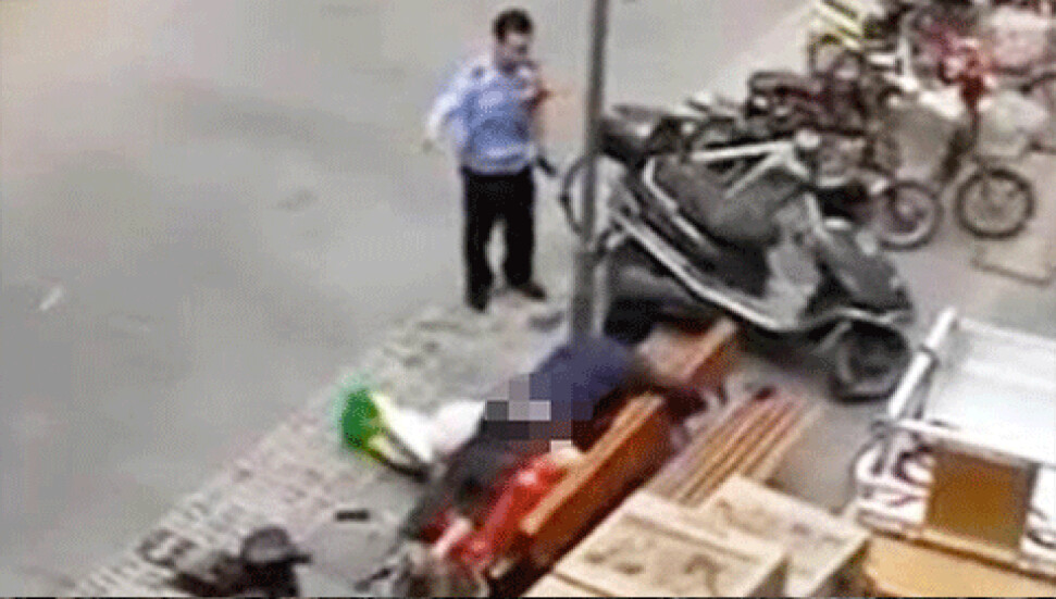 Sokak ortasında seks yapan çift, polise de aldırmadı!