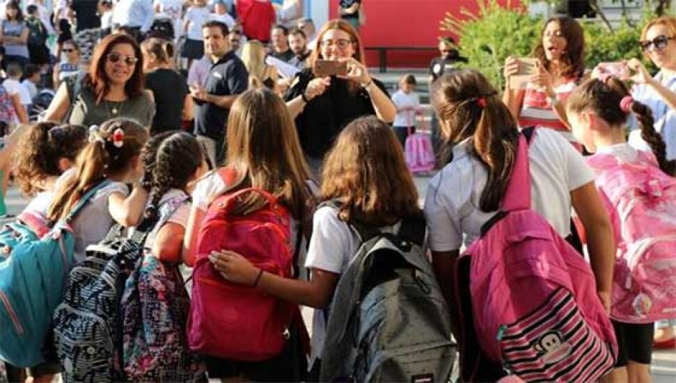 Çocukları Güney Kıbrıs'taki özel okullarda okuyan Kıbrıslı Türk aileler kolaylık istiyor