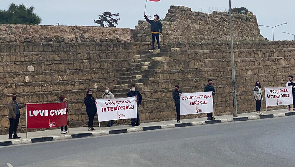 CTP Mağusa Gençlik Örgütü, "Love Erdoğan" afişlerine tepki göstermek üzere toplandı