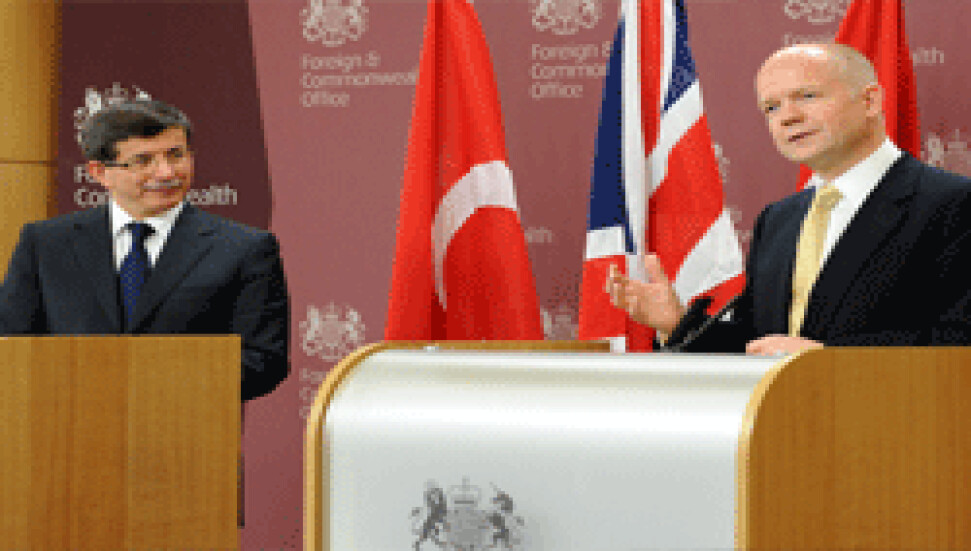 Dışişleri Bakanı Davutoğlu, İngiltere Dışişleri Bakanı Hague ile Kıbrıs konusunu da görüştü