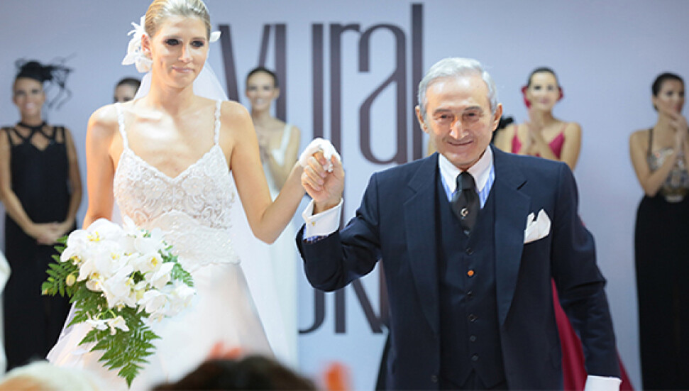 Vural Gökçaylı'dan anlamlı defile