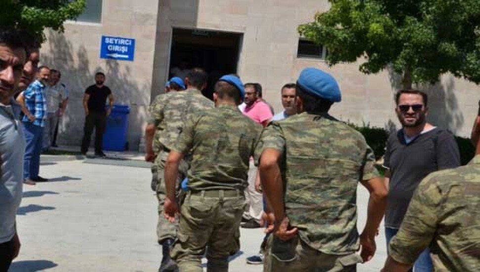 Denizli'de 105'i rütbeli, 515 asker gözaltında