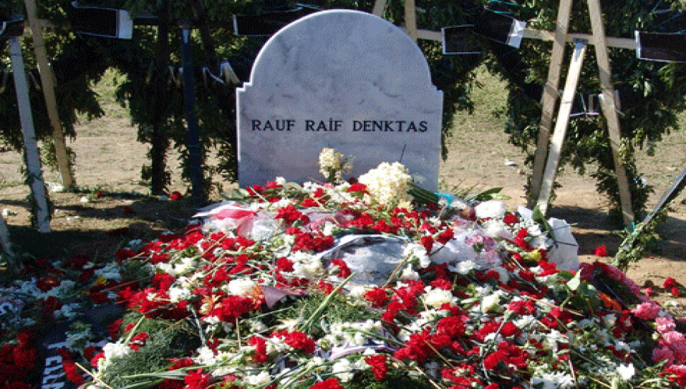 Denktaş'ın mezarındaki Fatiha Suresi'nde yazım yanlışı mı var?