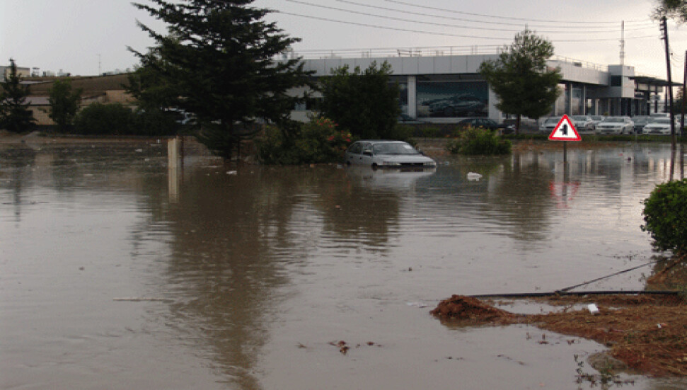 Lefkoşa'da şiddetli dolu ve yağmur hayatı felç etti