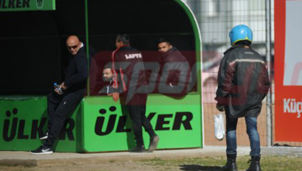 Ülkemizde profesyonelliğin geldiği son nokta. "Yedek kulübesinde dürüm keyfi!"
