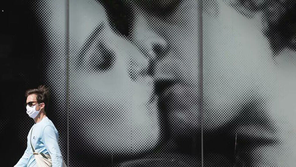 Salgın hafifledi, öpüşme sahneleri geri döndü