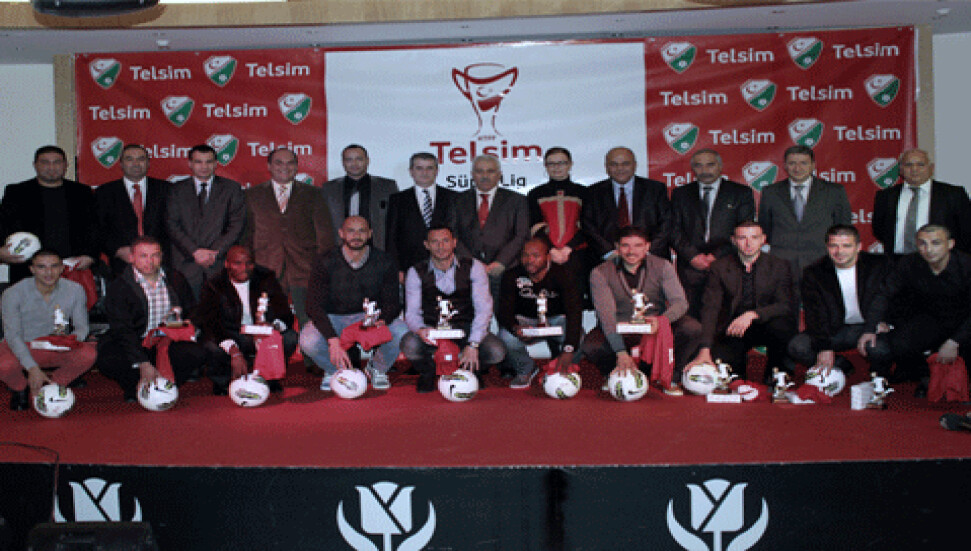 Telsim Süper Lig'de ilk yarının en iyi 11'ine ödülleri verildi