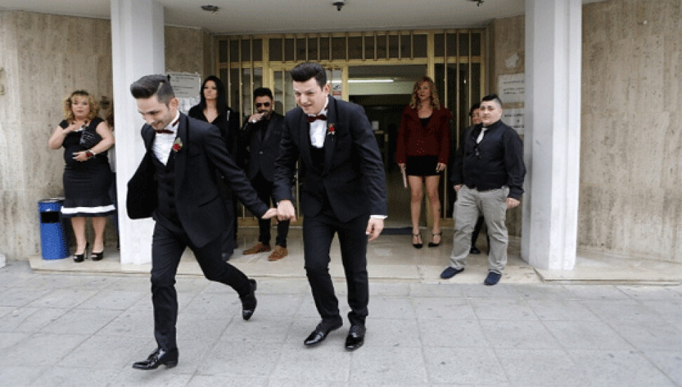 Kıbrıs'ta bir ilk: Eşcinsel çift evlendi